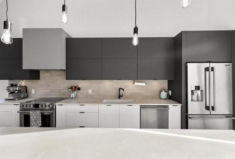 Custom cabinetry and gorgeous quartz countertops