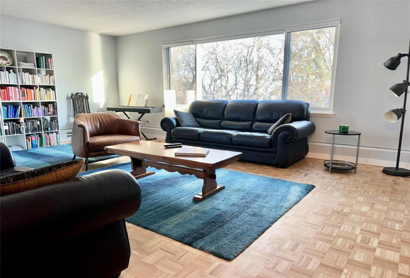 300 Roslyn, 2 Bedrooms Bedrooms, 6 Rooms Rooms,1 BathroomBathrooms,Condominium,For Sale,Roslyn