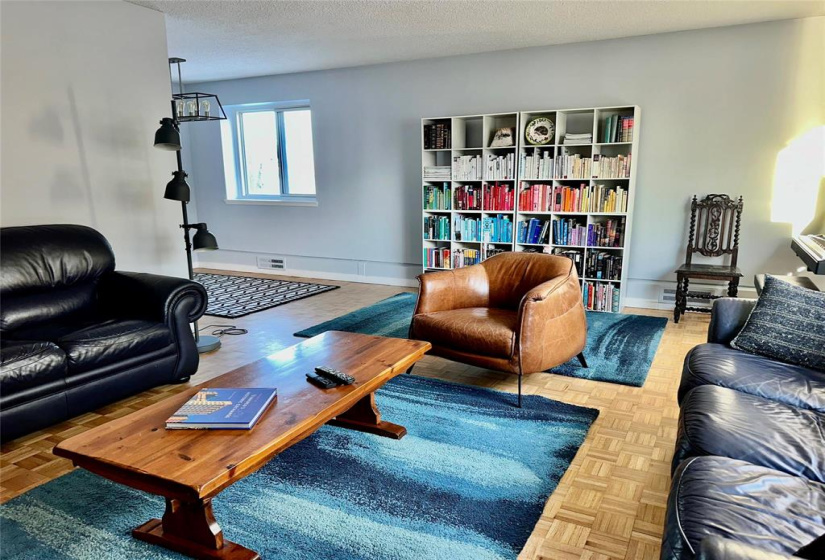 300 Roslyn, 2 Bedrooms Bedrooms, 6 Rooms Rooms,1 BathroomBathrooms,Condominium,For Sale,Roslyn