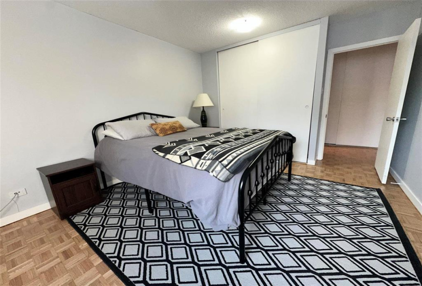 300 Roslyn, 2 Bedrooms Bedrooms, 6 Rooms Rooms,1 BathroomBathrooms,Condominium,For Sale,Roslyn