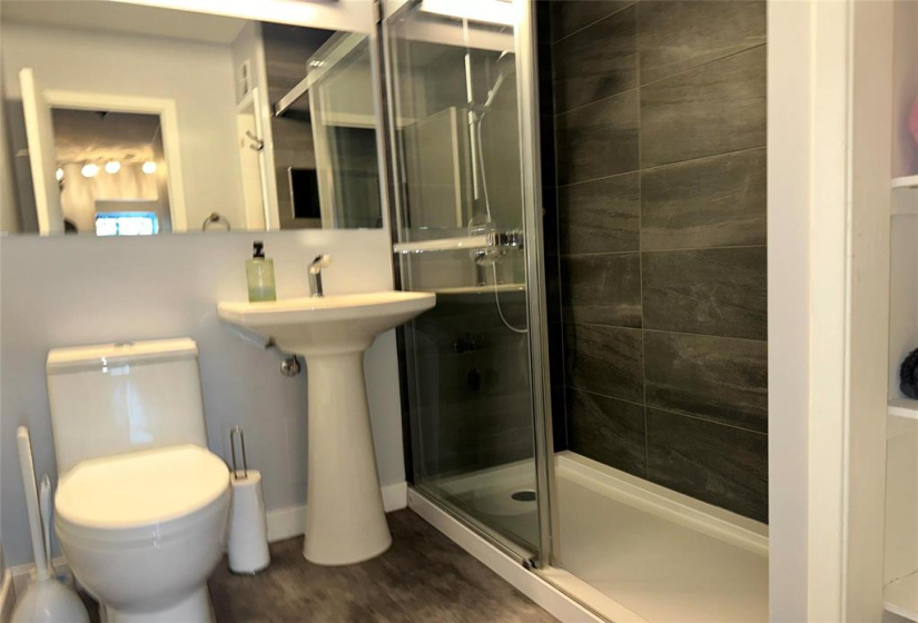 300 Roslyn, 2 Bedrooms Bedrooms, 6 Rooms Rooms,1 BathroomBathrooms,Condominium,For Sale,Roslyn