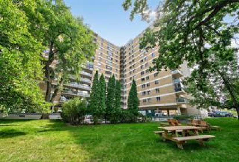 300 Roslyn, 2 Bedrooms Bedrooms, 6 Rooms Rooms,1 BathroomBathrooms,Condominium,For Sale,Roslyn