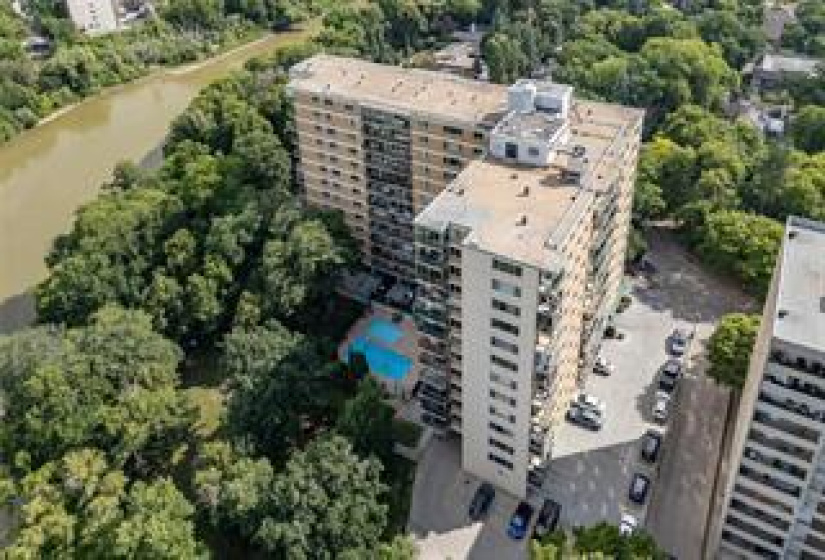 300 Roslyn, 2 Bedrooms Bedrooms, 6 Rooms Rooms,1 BathroomBathrooms,Condominium,For Sale,Roslyn