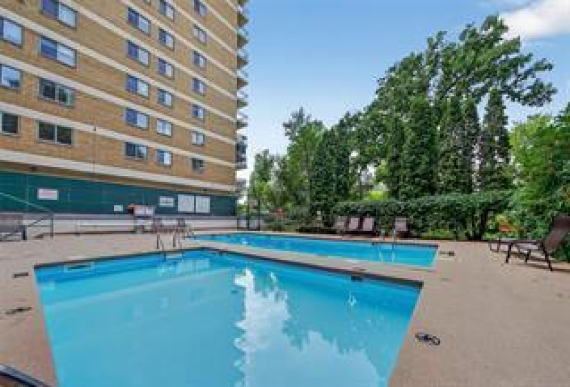 300 Roslyn, 2 Bedrooms Bedrooms, 6 Rooms Rooms,1 BathroomBathrooms,Condominium,For Sale,Roslyn