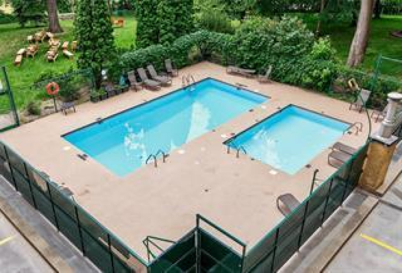 300 Roslyn, 2 Bedrooms Bedrooms, 6 Rooms Rooms,1 BathroomBathrooms,Condominium,For Sale,Roslyn