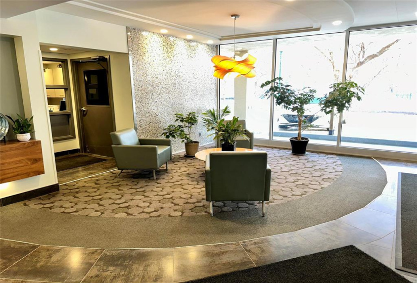 300 Roslyn, 2 Bedrooms Bedrooms, 6 Rooms Rooms,1 BathroomBathrooms,Condominium,For Sale,Roslyn