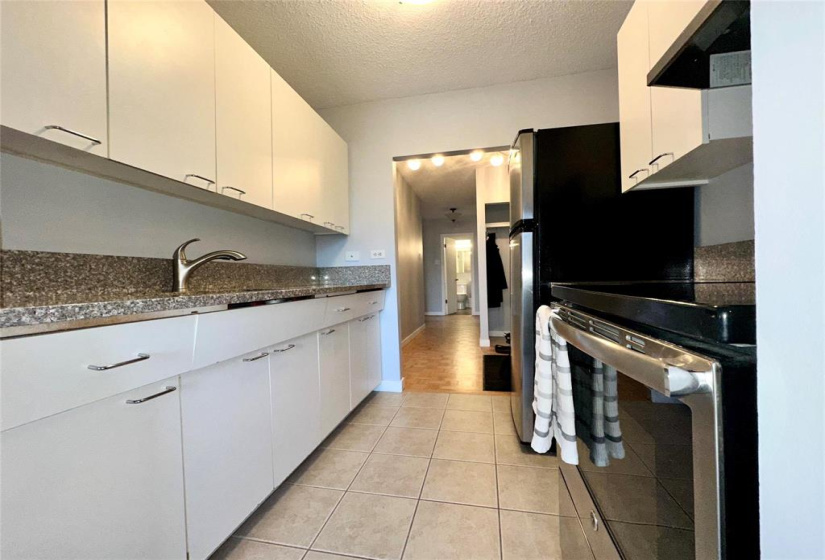 300 Roslyn, 2 Bedrooms Bedrooms, 6 Rooms Rooms,1 BathroomBathrooms,Condominium,For Sale,Roslyn