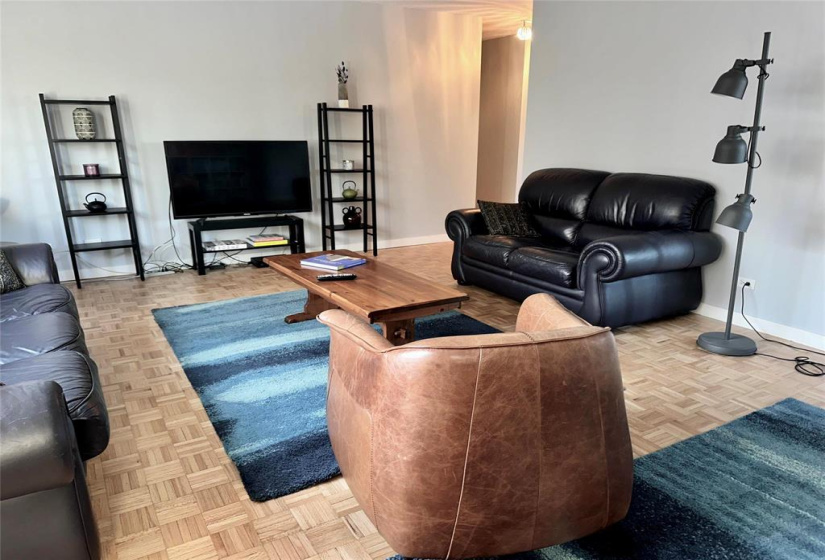 300 Roslyn, 2 Bedrooms Bedrooms, 6 Rooms Rooms,1 BathroomBathrooms,Condominium,For Sale,Roslyn