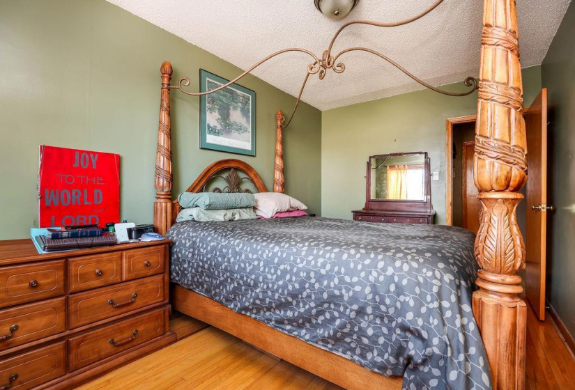 Large primary bedroom