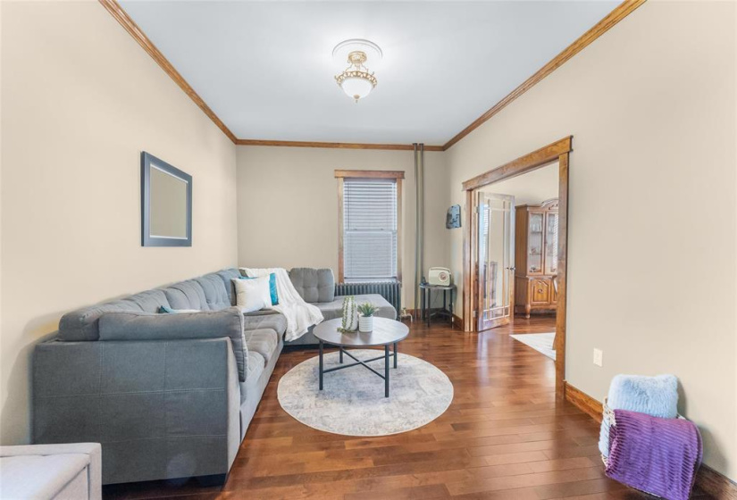 Large living room, hardwood floors, 9' ceilings