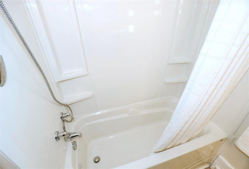 584 Guilbault, 2 Bedrooms Bedrooms, 5 Rooms Rooms,1 BathroomBathrooms,Residential,For Sale,Guilbault