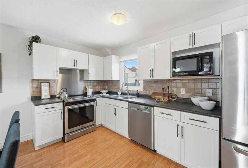 83 Apple, 3 Bedrooms Bedrooms, 8 Rooms Rooms,2 BathroomsBathrooms,Condominium,For Sale,Apple