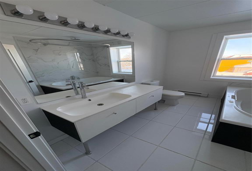 290 Beverley, 1 Bedroom Bedrooms, 4 Rooms Rooms,1 BathroomBathrooms,Condominium,For Sale,Beverley