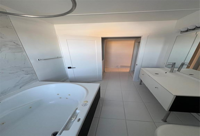 290 Beverley, 1 Bedroom Bedrooms, 4 Rooms Rooms,1 BathroomBathrooms,Condominium,For Sale,Beverley