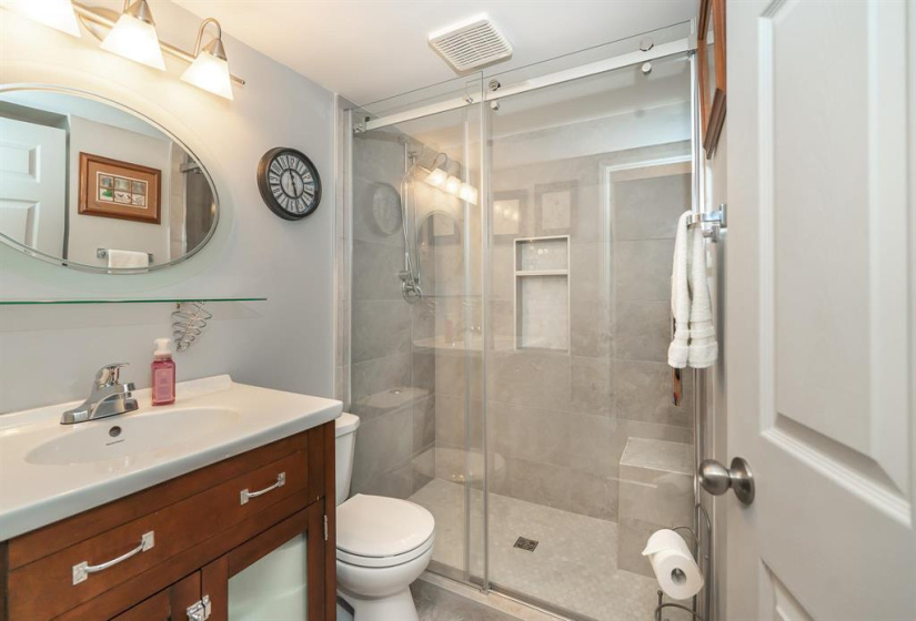 3pc bath - frameless glass shower doors and handy seat built-in