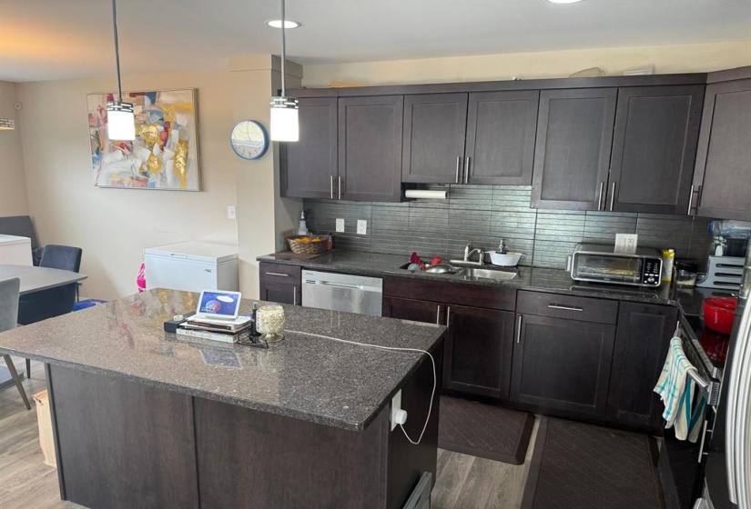 409 Pandora, 3 Bedrooms Bedrooms, 10 Rooms Rooms,2 BathroomsBathrooms,Condominium,For Sale,Pandora