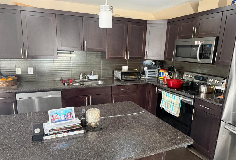 409 Pandora, 3 Bedrooms Bedrooms, 10 Rooms Rooms,2 BathroomsBathrooms,Condominium,For Sale,Pandora