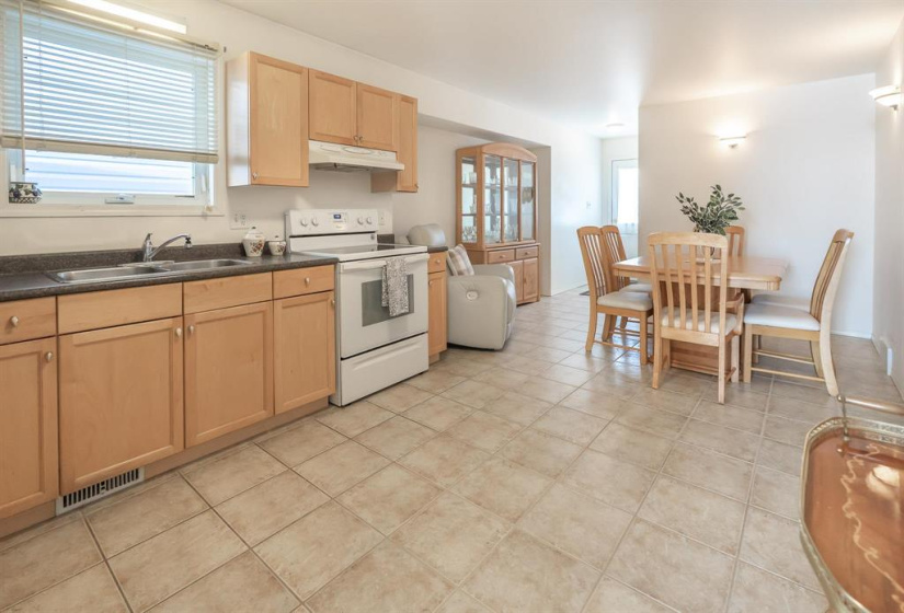 565 Trent, 2 Bedrooms Bedrooms, 8 Rooms Rooms,1 BathroomBathrooms,Residential,For Sale,Trent