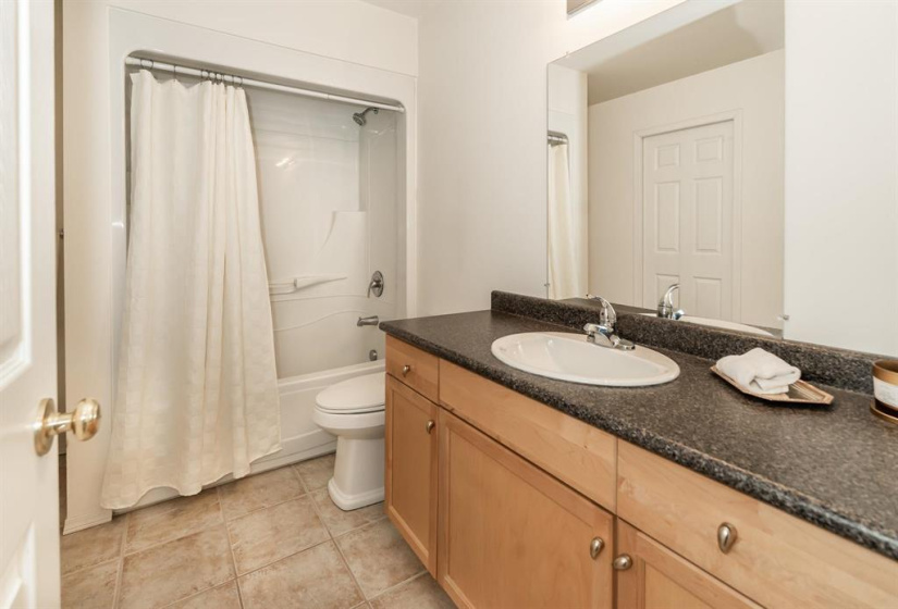 565 Trent, 2 Bedrooms Bedrooms, 8 Rooms Rooms,1 BathroomBathrooms,Residential,For Sale,Trent