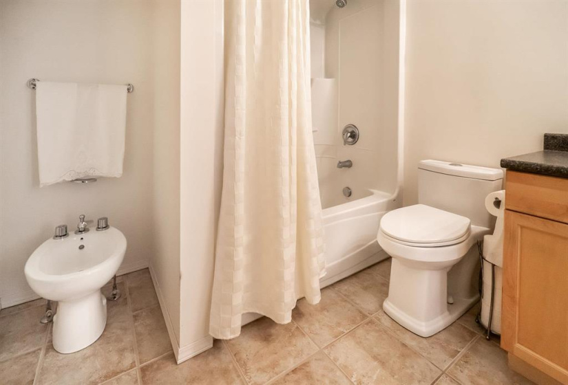 565 Trent, 2 Bedrooms Bedrooms, 8 Rooms Rooms,1 BathroomBathrooms,Residential,For Sale,Trent