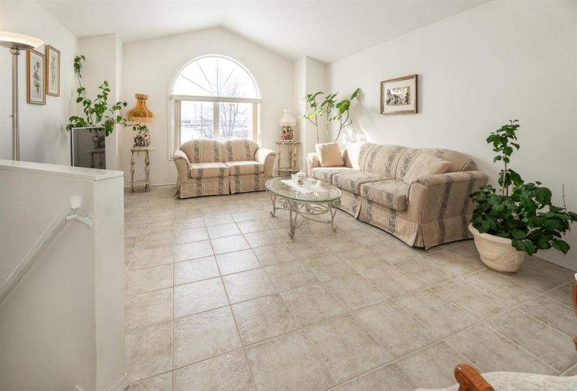 565 Trent, 2 Bedrooms Bedrooms, 8 Rooms Rooms,1 BathroomBathrooms,Residential,For Sale,Trent