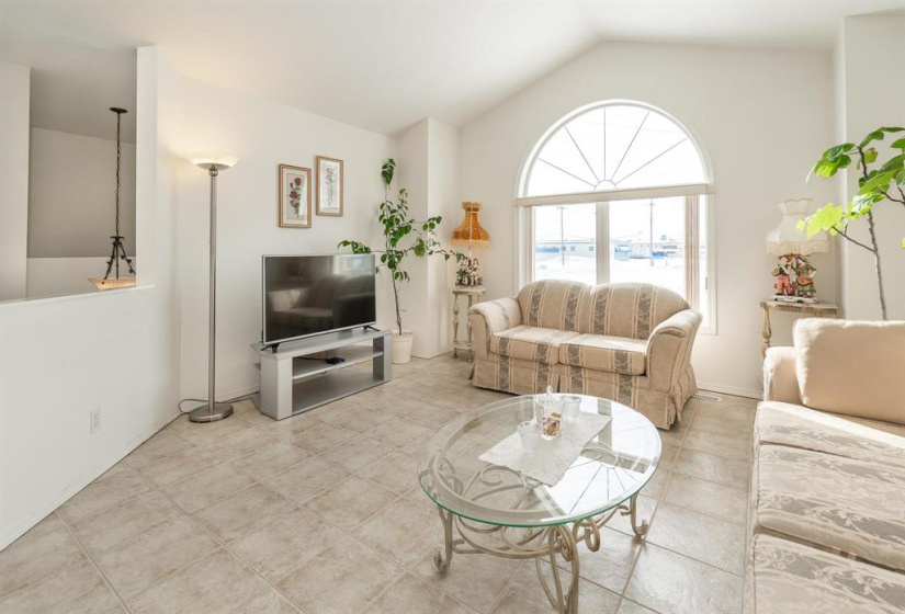 565 Trent, 2 Bedrooms Bedrooms, 8 Rooms Rooms,1 BathroomBathrooms,Residential,For Sale,Trent