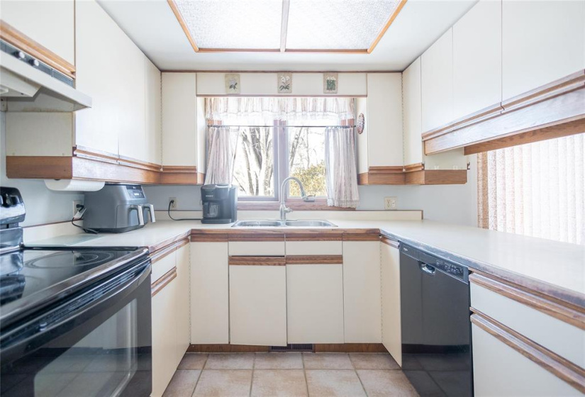 766 Sturgeon, 3 Bedrooms Bedrooms, 15 Rooms Rooms,3 BathroomsBathrooms,Residential,For Sale,Sturgeon