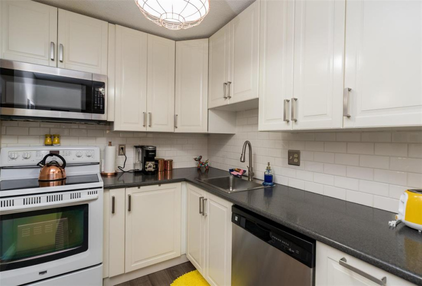 750 Kenaston, 1 Bedroom Bedrooms, 6 Rooms Rooms,1 BathroomBathrooms,Condominium,For Sale,Kenaston