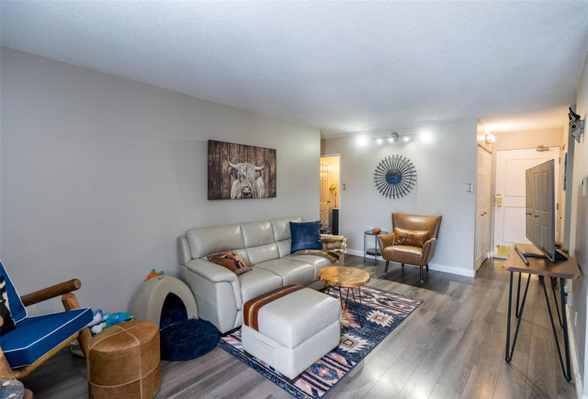 750 Kenaston, 1 Bedroom Bedrooms, 6 Rooms Rooms,1 BathroomBathrooms,Condominium,For Sale,Kenaston