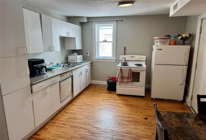 2nd flr kit w/balcony access