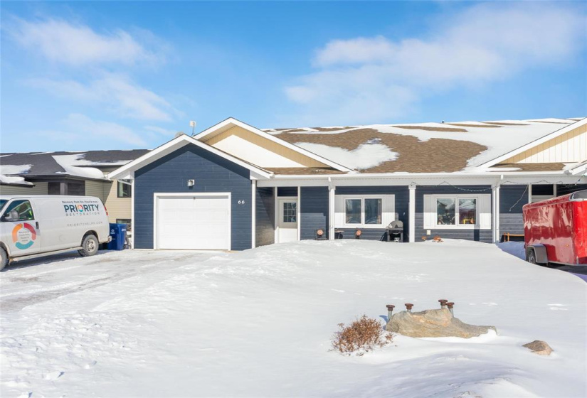 Welcome to 66 Briarwood.  Spacious side by side in the quaint community of Kleefeld.