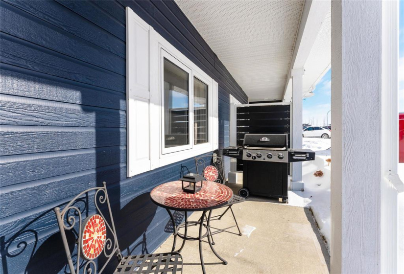 Cozy covered front South facing patio