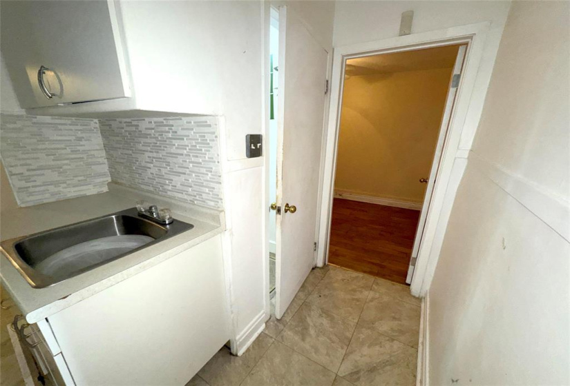 1063 Burrows, 2 Bedrooms Bedrooms, 5 Rooms Rooms,1 BathroomBathrooms,Residential,For Sale,Burrows