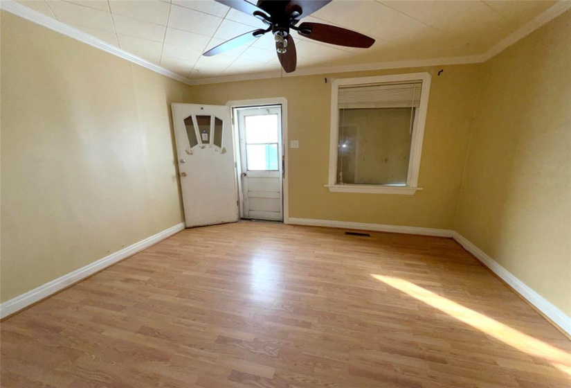 1063 Burrows, 2 Bedrooms Bedrooms, 5 Rooms Rooms,1 BathroomBathrooms,Residential,For Sale,Burrows