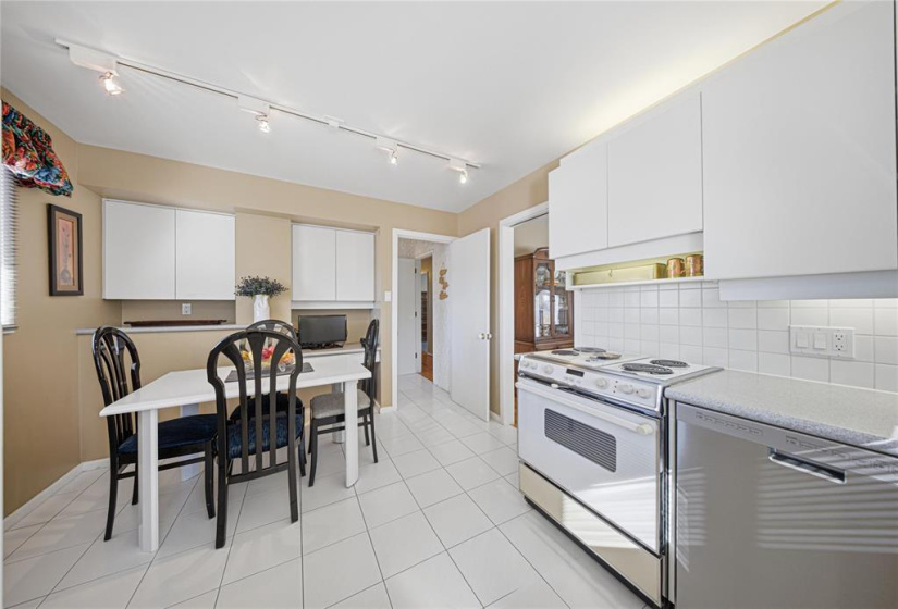 126 Royal Salinger, 4 Bedrooms Bedrooms, 14 Rooms Rooms,2 BathroomsBathrooms,Residential,For Sale,Royal Salinger