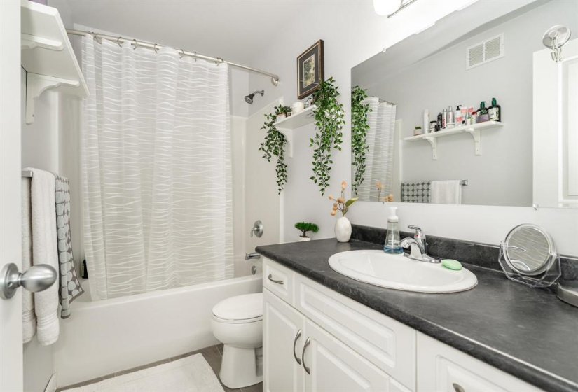 373 Notre Dame, 2 Bedrooms Bedrooms, 10 Rooms Rooms,1 BathroomBathrooms,Residential,For Sale,Notre Dame