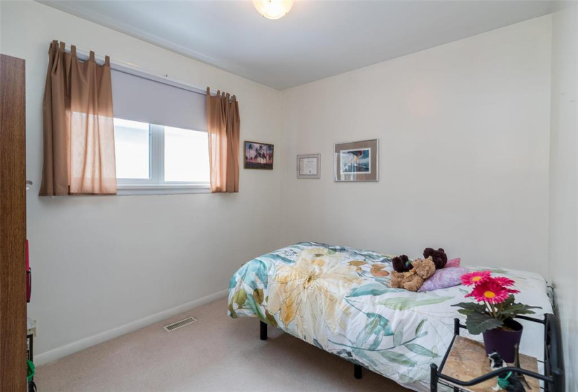 690 Oxford, 5 Bedrooms Bedrooms, 11 Rooms Rooms,1 BathroomBathrooms,Residential,For Sale,Oxford