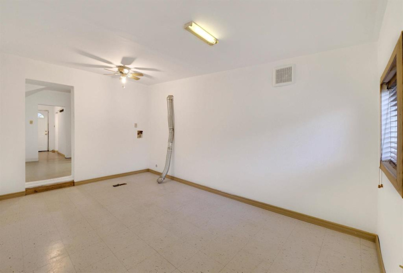 688 Redwood, 2 Bedrooms Bedrooms, 7 Rooms Rooms,1 BathroomBathrooms,Residential,For Sale,Redwood