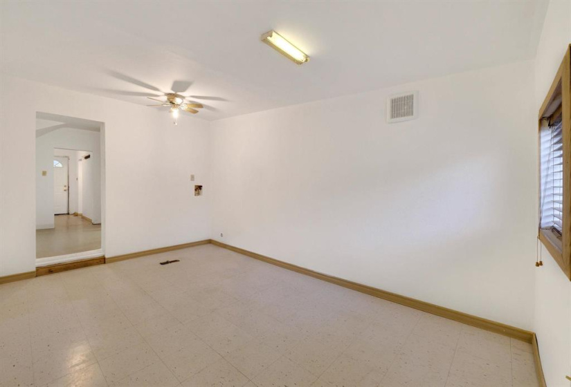 688 Redwood, 2 Bedrooms Bedrooms, 7 Rooms Rooms,1 BathroomBathrooms,Residential,For Sale,Redwood