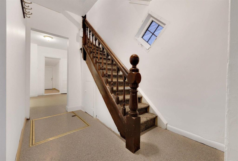 688 Redwood, 2 Bedrooms Bedrooms, 7 Rooms Rooms,1 BathroomBathrooms,Residential,For Sale,Redwood