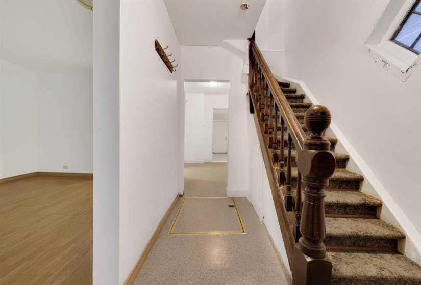 688 Redwood, 2 Bedrooms Bedrooms, 7 Rooms Rooms,1 BathroomBathrooms,Residential,For Sale,Redwood