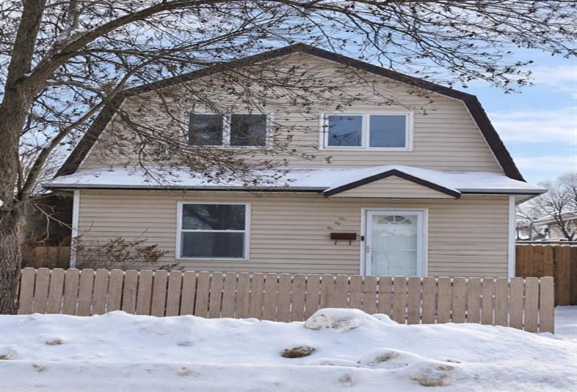 688 Redwood, 2 Bedrooms Bedrooms, 7 Rooms Rooms,1 BathroomBathrooms,Residential,For Sale,Redwood