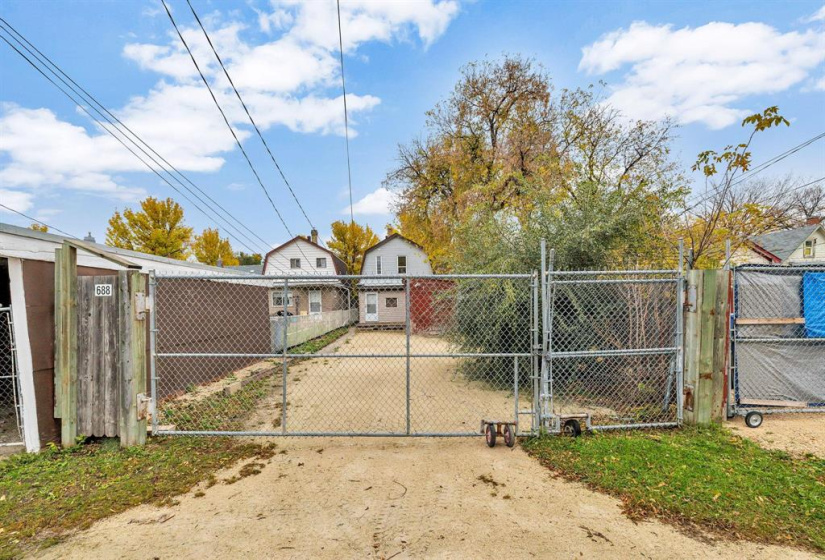 688 Redwood, 2 Bedrooms Bedrooms, 7 Rooms Rooms,1 BathroomBathrooms,Residential,For Sale,Redwood