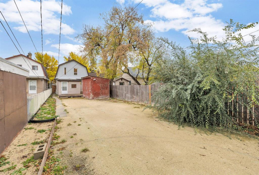 688 Redwood, 2 Bedrooms Bedrooms, 7 Rooms Rooms,1 BathroomBathrooms,Residential,For Sale,Redwood