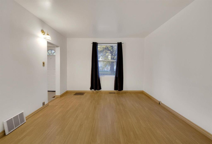 688 Redwood, 2 Bedrooms Bedrooms, 7 Rooms Rooms,1 BathroomBathrooms,Residential,For Sale,Redwood