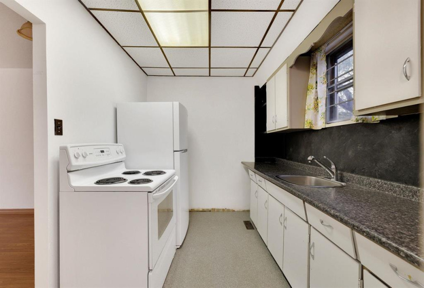 688 Redwood, 2 Bedrooms Bedrooms, 7 Rooms Rooms,1 BathroomBathrooms,Residential,For Sale,Redwood