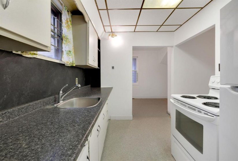 688 Redwood, 2 Bedrooms Bedrooms, 7 Rooms Rooms,1 BathroomBathrooms,Residential,For Sale,Redwood