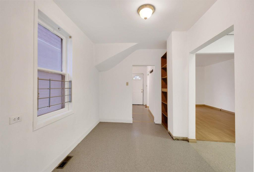 688 Redwood, 2 Bedrooms Bedrooms, 7 Rooms Rooms,1 BathroomBathrooms,Residential,For Sale,Redwood