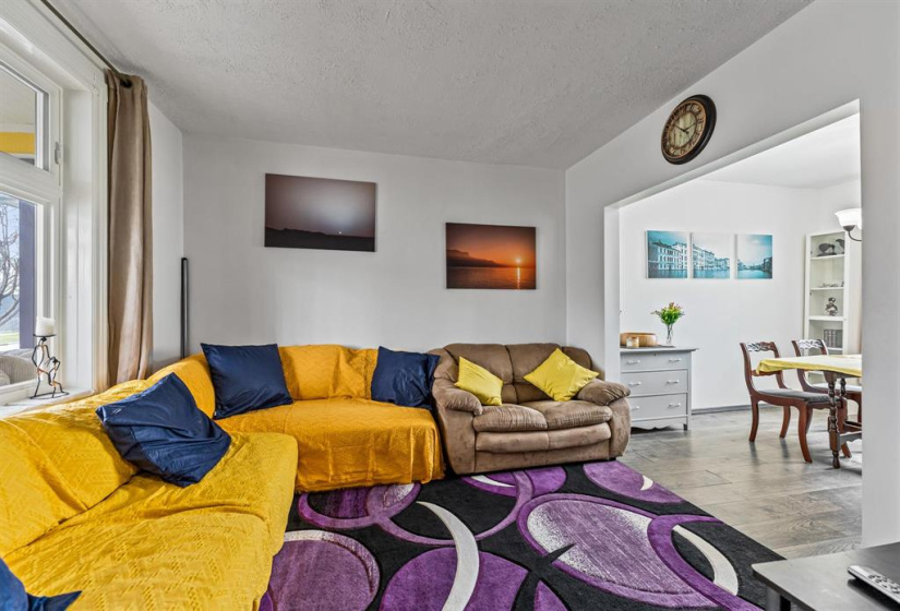 381 Parkview, 3 Bedrooms Bedrooms, 7 Rooms Rooms,1 BathroomBathrooms,Residential,For Sale,Parkview