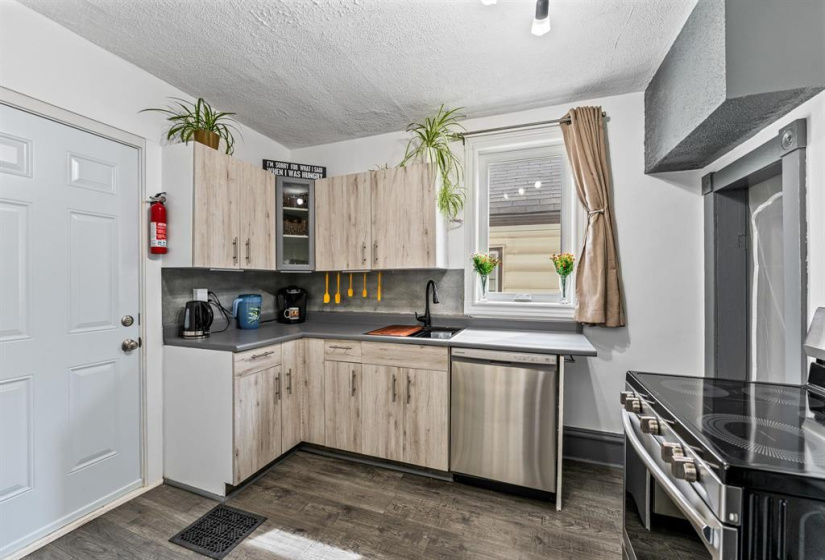 381 Parkview, 3 Bedrooms Bedrooms, 7 Rooms Rooms,1 BathroomBathrooms,Residential,For Sale,Parkview